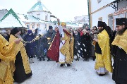 Крестный ход вокруг стен обители.